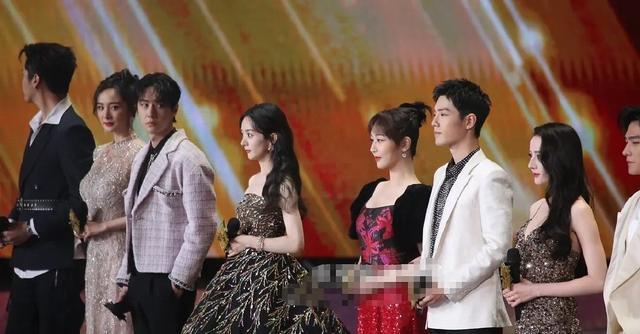 星光大赏看点满满,肖战王一博再同框,杨幂玩玩具,赵丽颖被冷漠