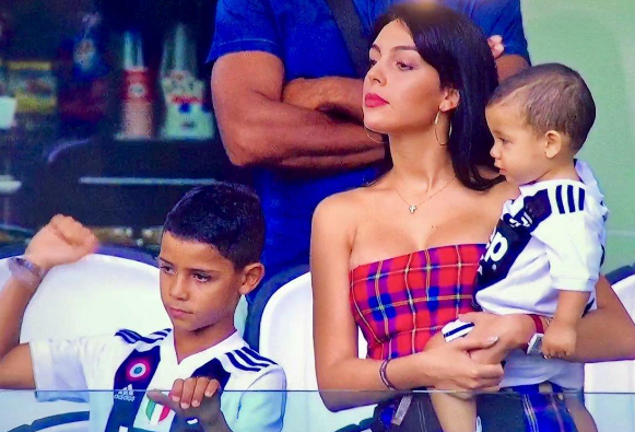 9岁迷你罗深情凝望继母乔治娜穿着露骨遭批c罗1家6口太复杂