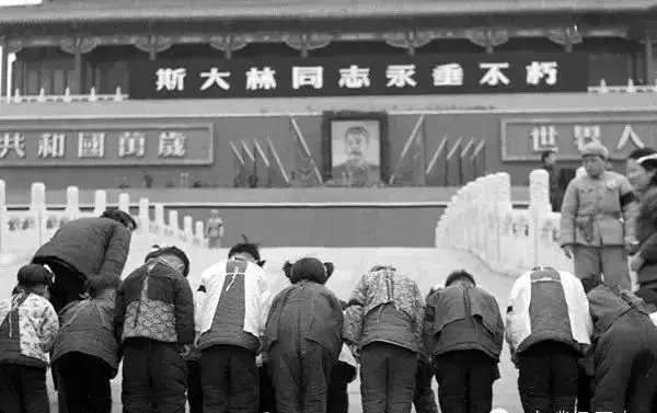 天安门上挂过13位大人物的画像，除了主席，你还知道几位？|天安门|画像|大人物_新浪新闻