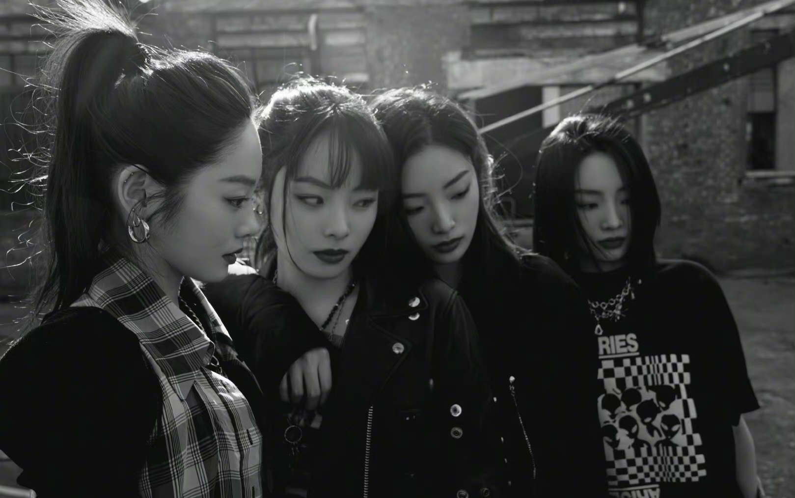 谢霆锋签了冰清玉洁四胞胎做乐队,被误以为是青你的四胞胎,尴尬