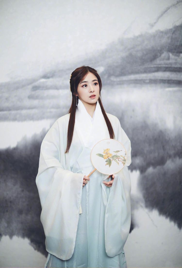 张含韵一改甜美范儿薄荷绿古装纱裙清冷唯美如小龙女穿越