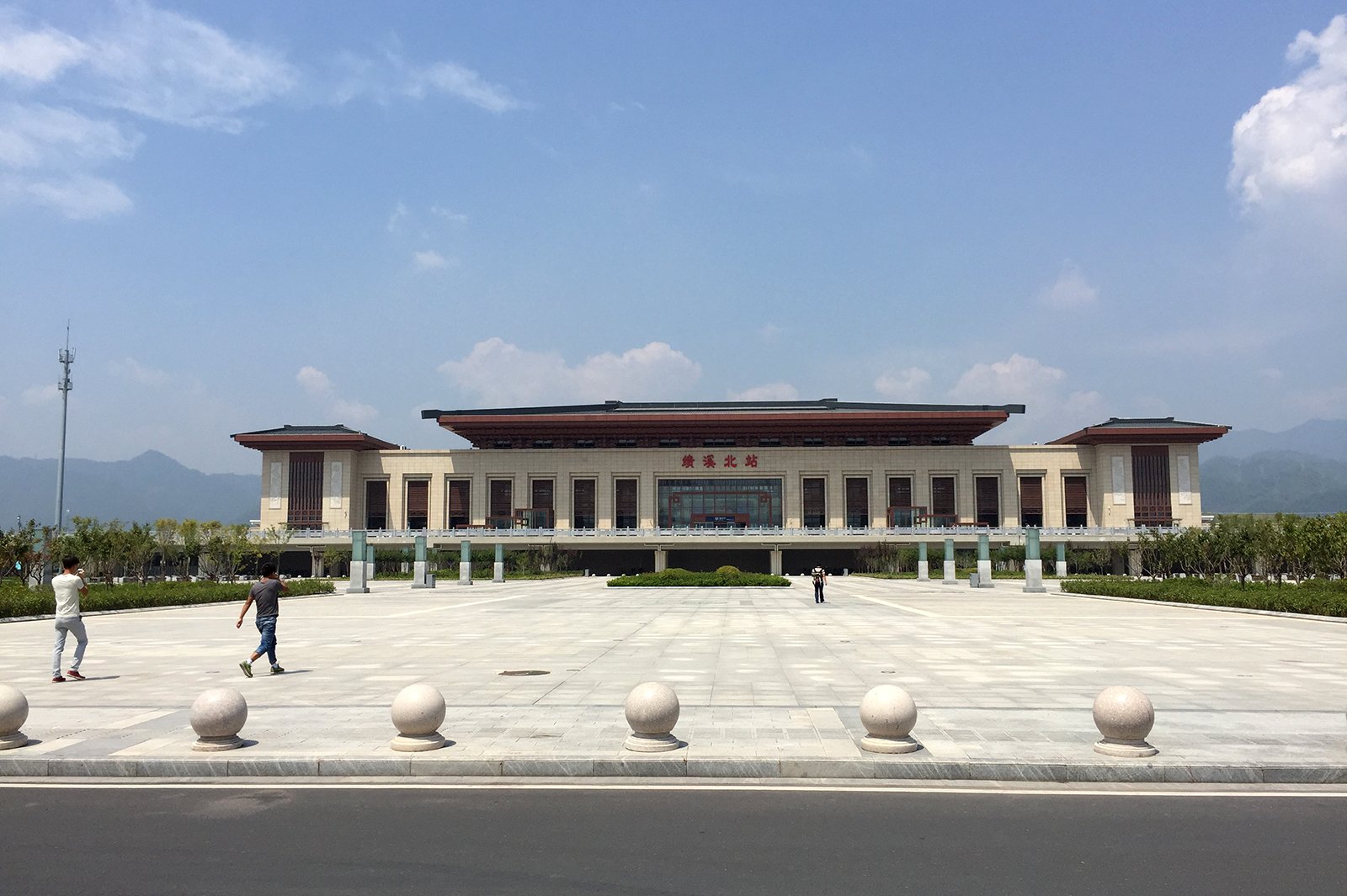 如果有去过绩溪北站,对这里印象一定非常深刻,绩溪北站的建筑非常壮观