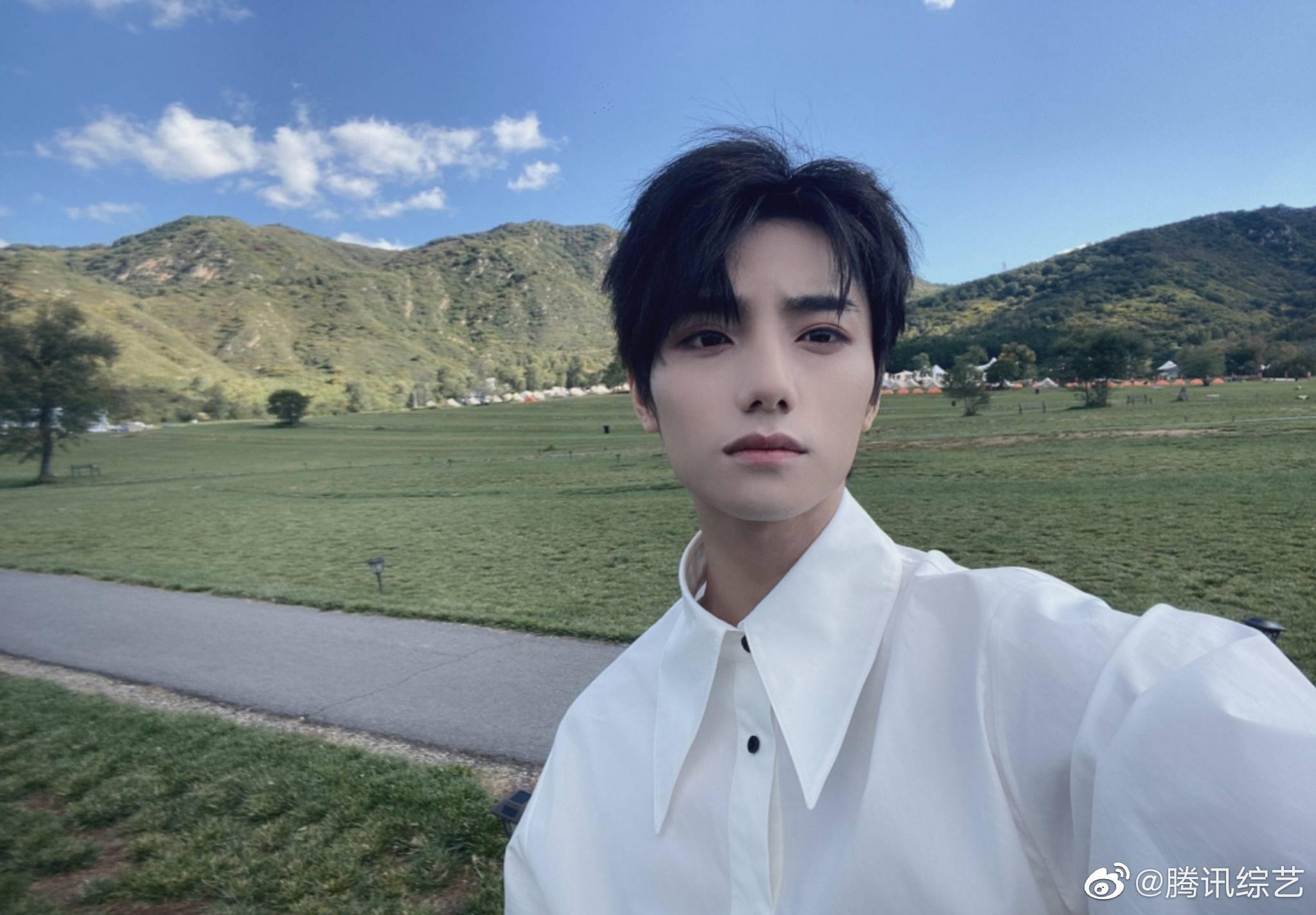 绿树蓝天靓仔出现早安