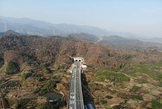 该路段最长隧道——金华山特长隧道全长7388米,是全省第二的长隧道.