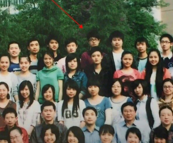 肖战的高三毕业照被扒出,网友:茫茫人海一眼就认出了你!