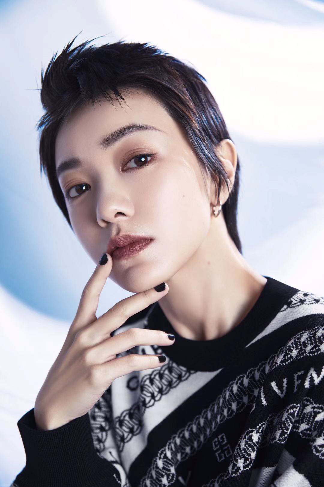 2021年郭采洁的穿搭可以种草, 因为经典好看,相信荧幕前的小可爱们都