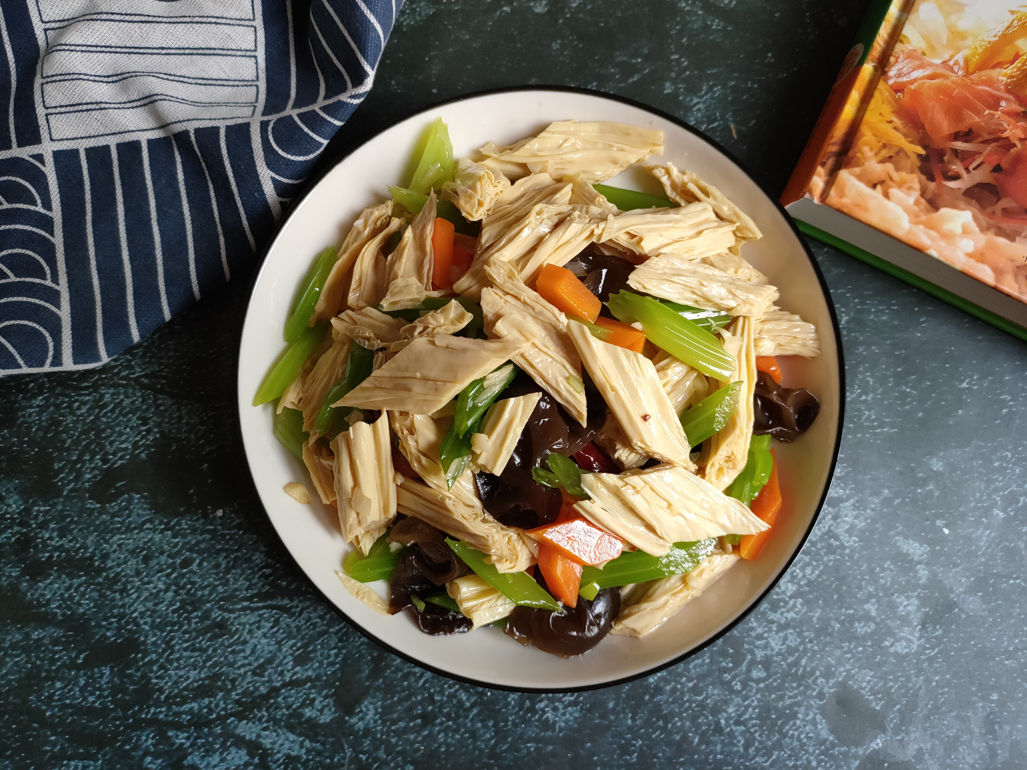 做凉拌腐竹,焯水还是直接拌?大厨教你正确做法,软糯入味有嚼劲