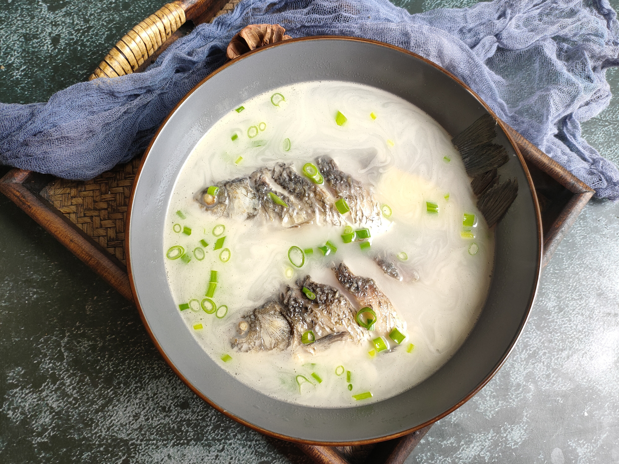 做鲫鱼汤直接下锅煎是大忌提前做好这一步汤白味鲜无腥味