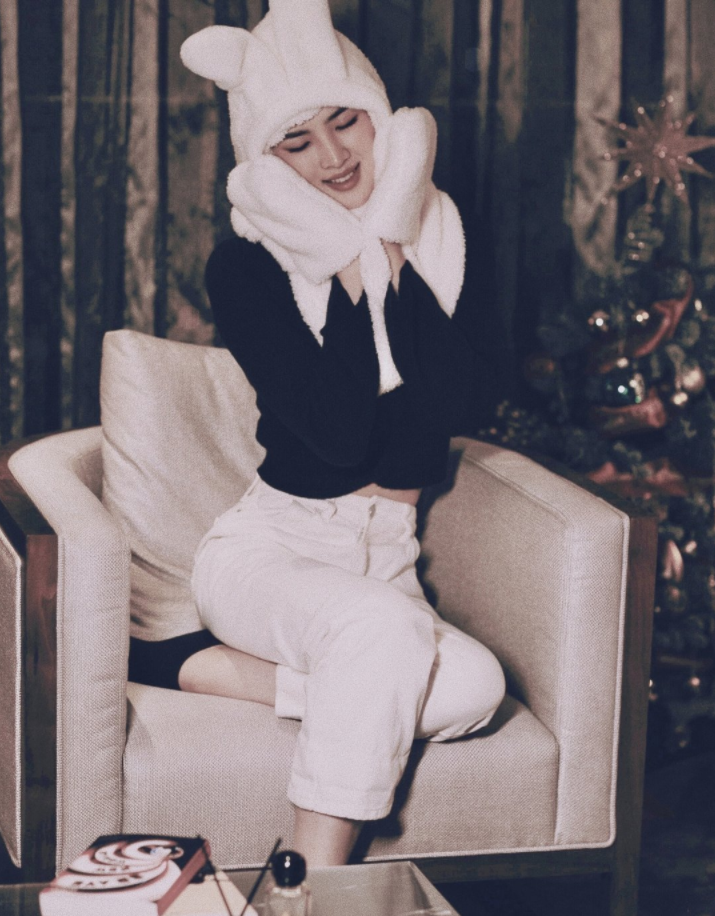 照片中,姚娜娜妆容精致,除了兔子套装之外,黑色露脐上衣,搭配七分长裤