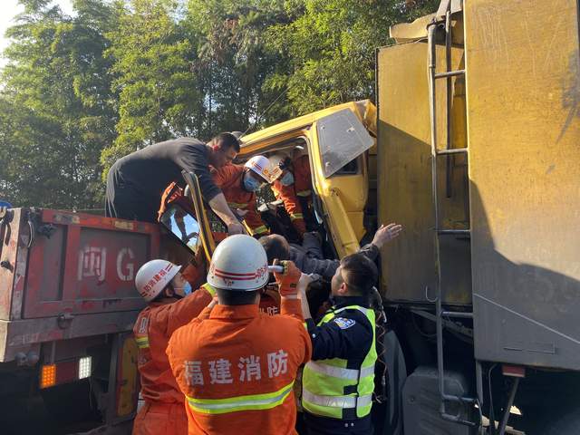 三明永安:违规超车导致四车相撞 消防成功救出一人