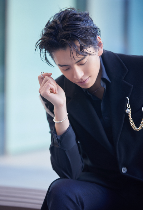 靠嘴出圈的王大陆,穿马甲配衬衫亮相,网友:原来他这么帅