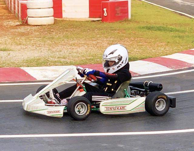 林志颖携陈若仪开赛车,夫妻俩帅气同框,kimi身高快赶上爸爸