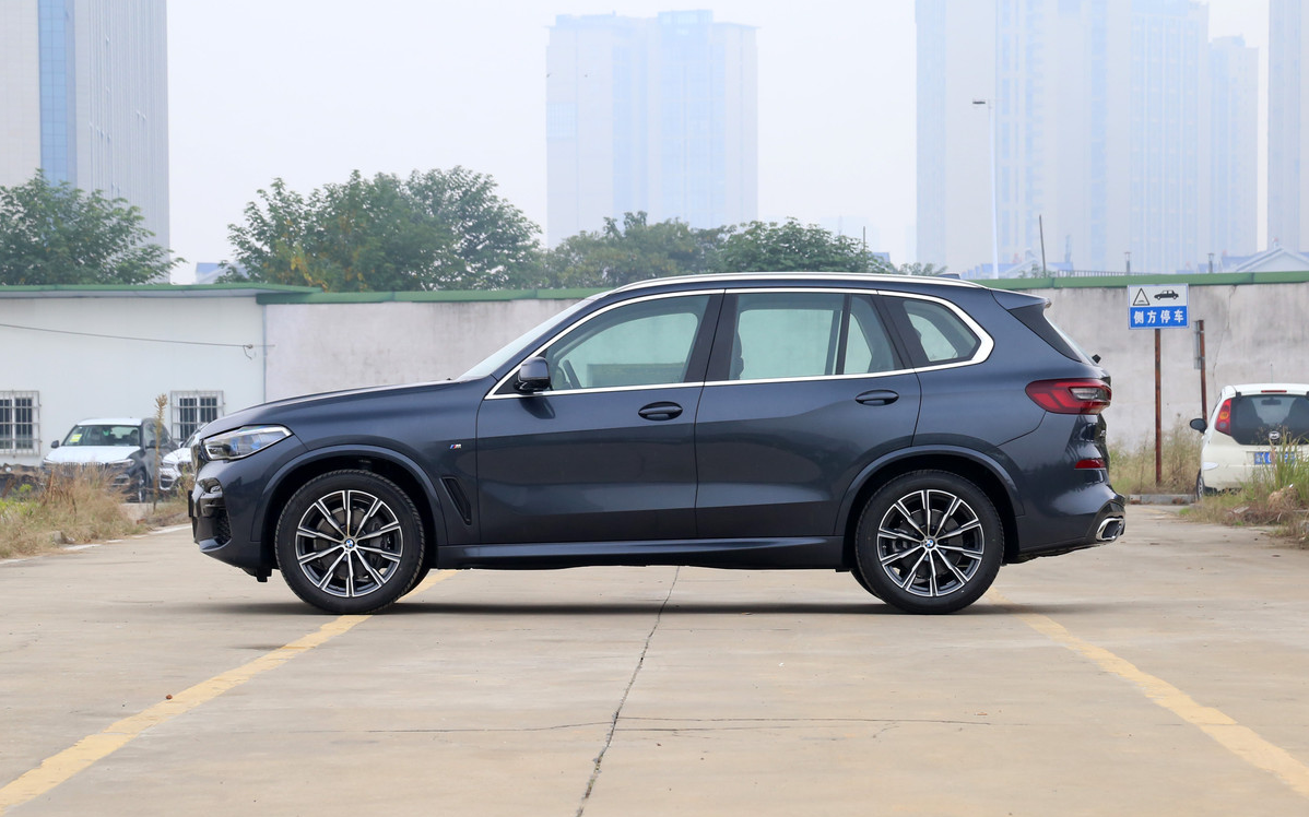 宝马x5国产后或降价15万性价比极高后座成唯一缺点
