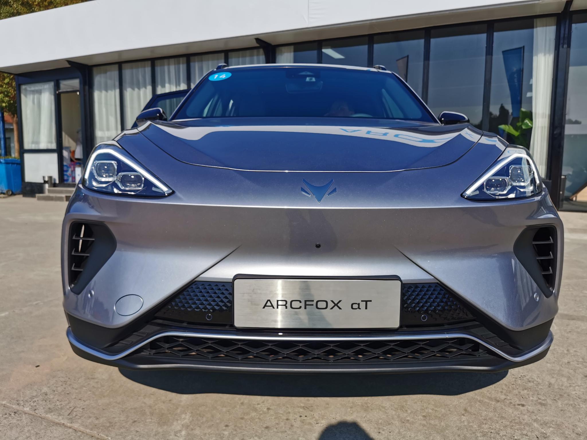 在这台车上,你能看到厂家对消费者全是讨好,试驾极狐 阿尔法t