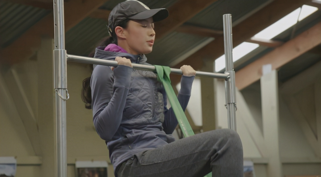 刘亦菲沉迷健身,晒照秀"金刚芭比"身材,昔日仙女不复存在