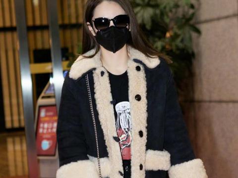 戚薇真是时尚大佬,翻毛小棉袄保暖时尚,墨镜黑口罩成减龄神器|戚薇|内