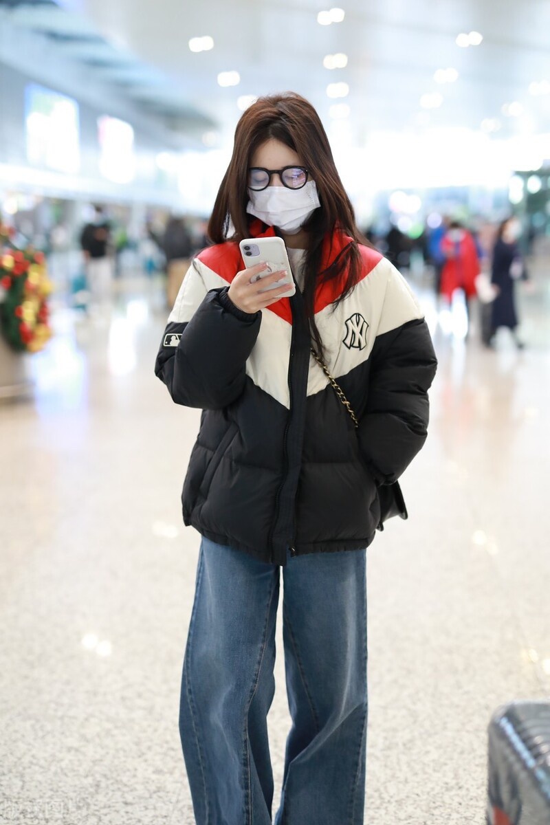 赵露思穿拼接羽绒服现身机场,搭配阔腿裤休闲不失可爱