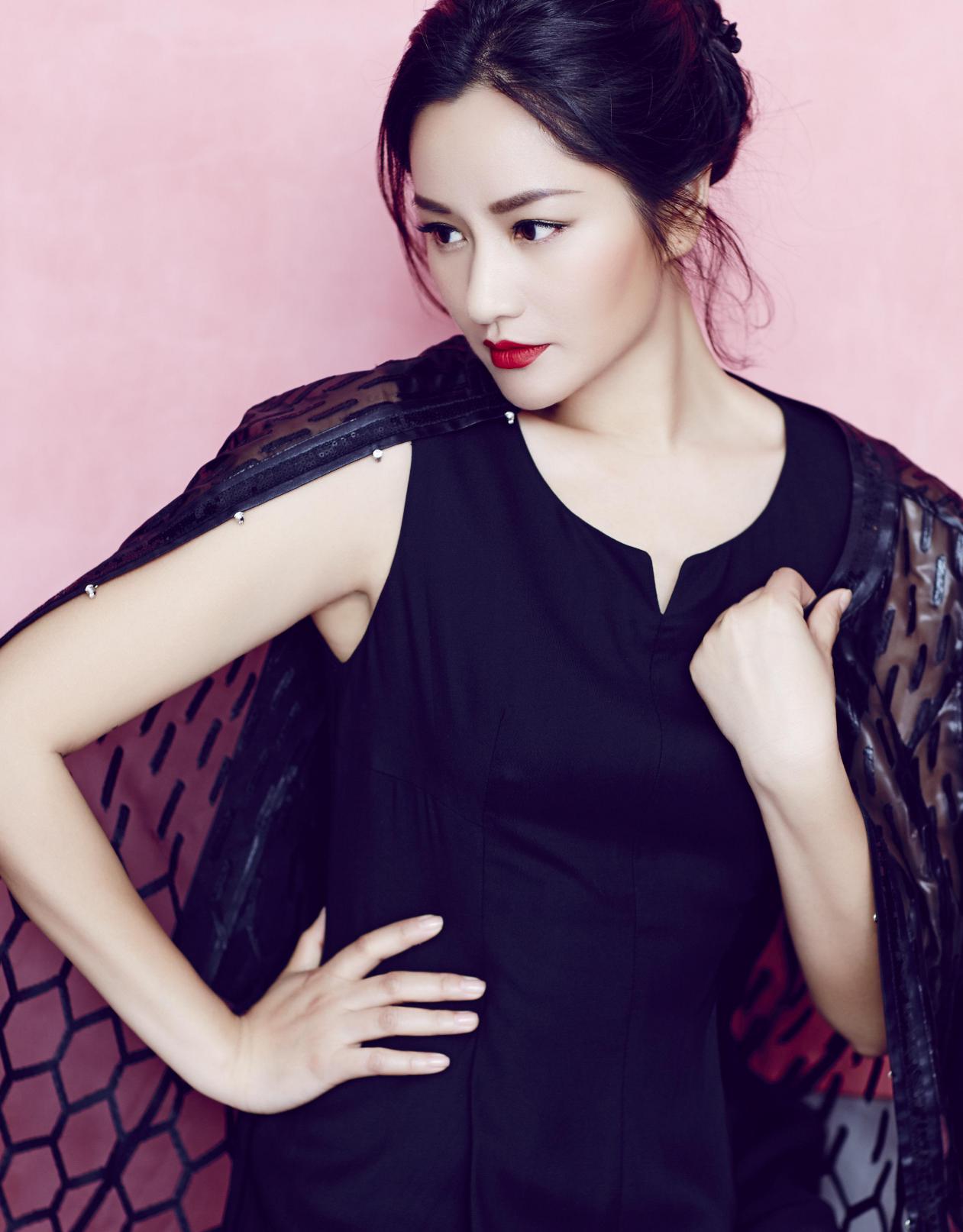 瞿颖近照肤色黝黑太显老,性格随妈妈成女强人,三段恋情刻骨铭心