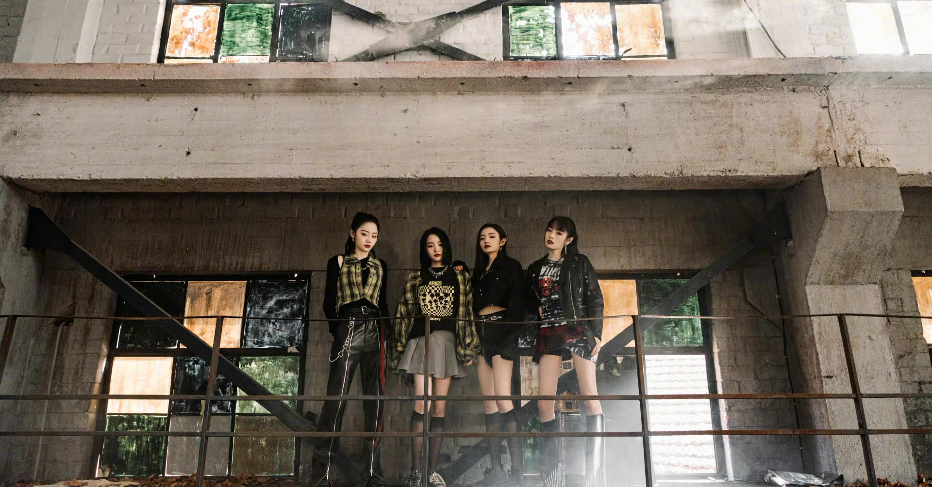 谢霆锋签了冰清玉洁四胞胎做乐队被误以为是青你的四胞胎尴尬