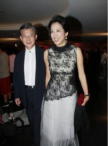 朱玲玲和丈夫罗康瑞一起出席活动,身穿古风蕾丝连衣裙,白色的裙底外面