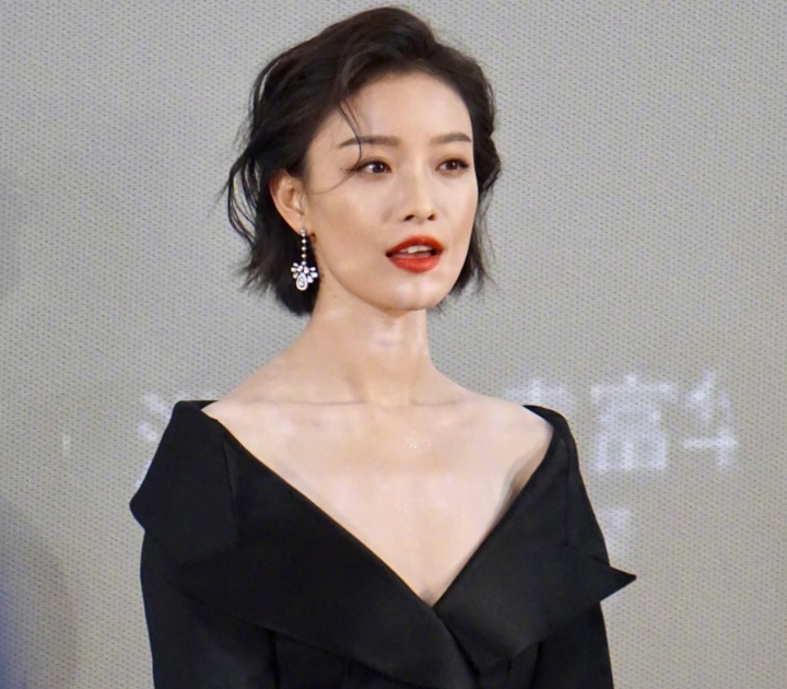 倪妮亮相电影发布会,生图锁骨杀惊艳,却意外暴露法令纹