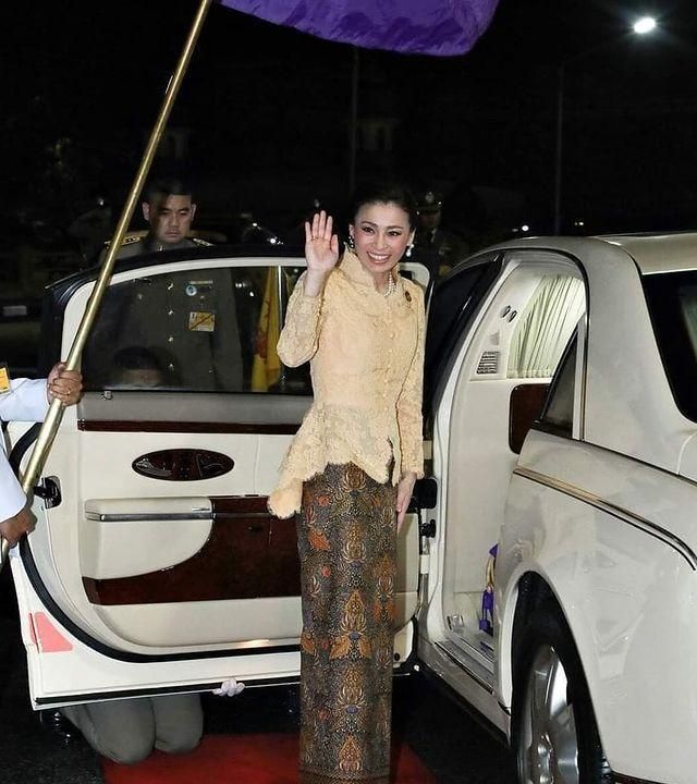 苏提达王后甜美范儿穿搭,鹅黄蕾丝优雅精致,紫色刺绣华丽高贵