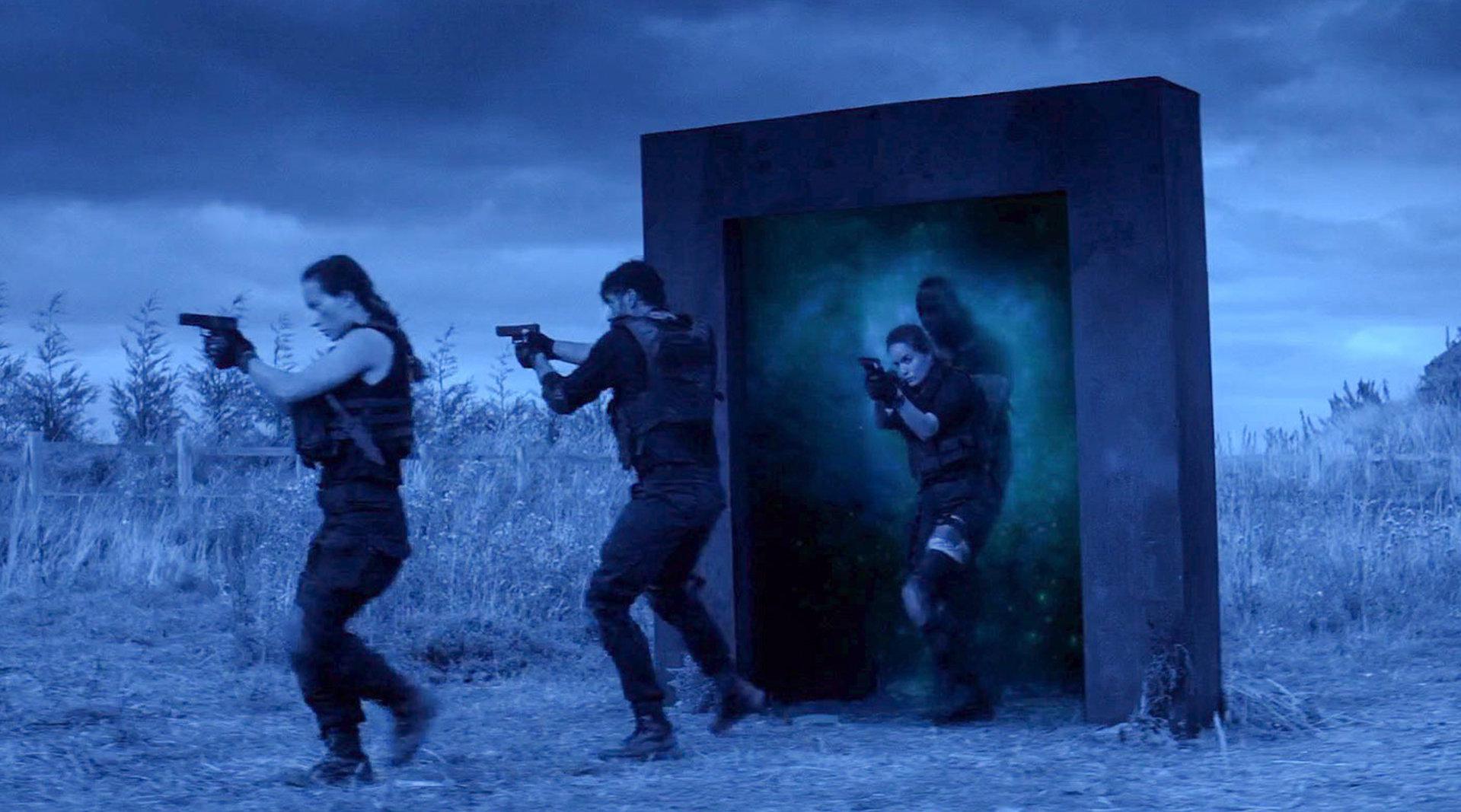 《地狱阶梯》 士兵被困没有尽头的楼梯间,爬了许久找到了个门