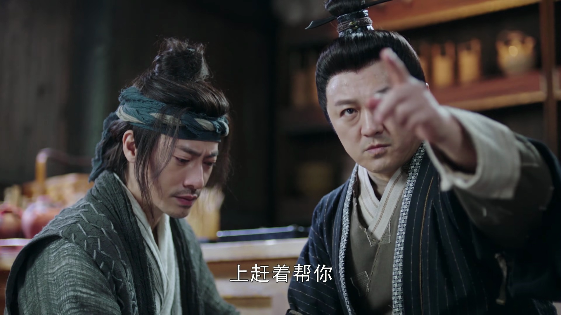 饰演花正隆的可是大家都很熟悉的演员,他曾在《还珠格格》中演了小邓