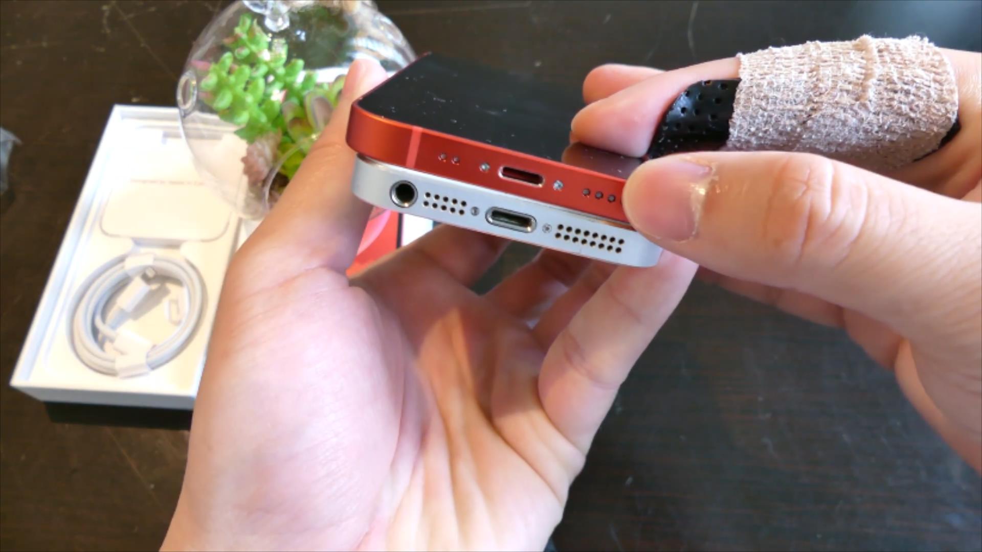 5毫米的耳机插孔,而iphone12mini则没有耳机插孔,耳机插孔的功能被