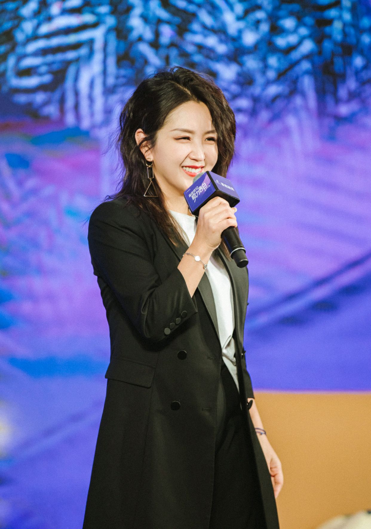 何洁还是适合穿西装,黑色西装干练知性,微胖身材也穿出强大气场