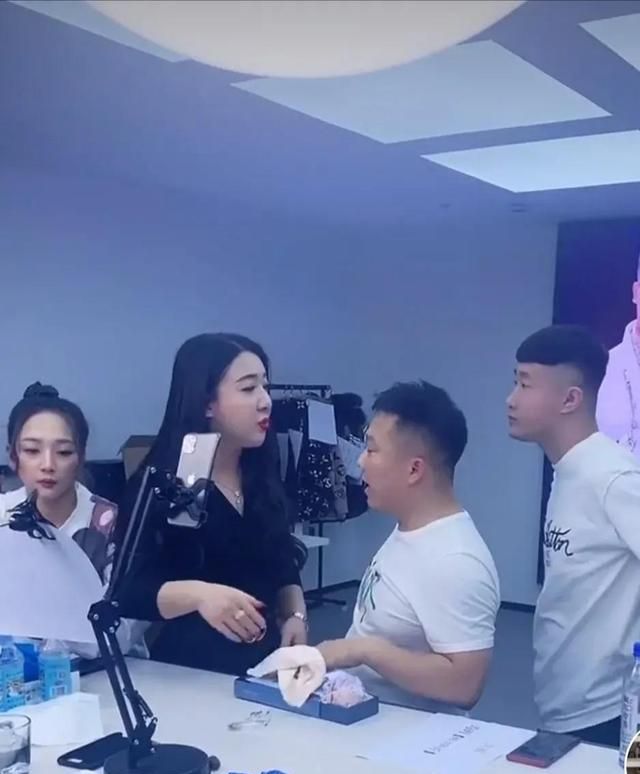 张二嫂为了给徒弟胡闹办活动拉人,开播被张开凤给强吻