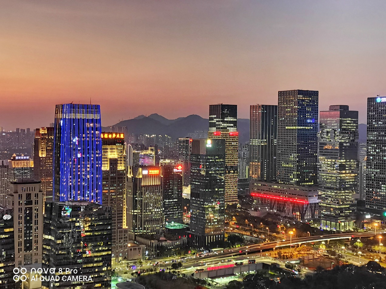 拍摄vlog需要花费大量的时间,手机的电池也是一大考验,华为nova8 pro