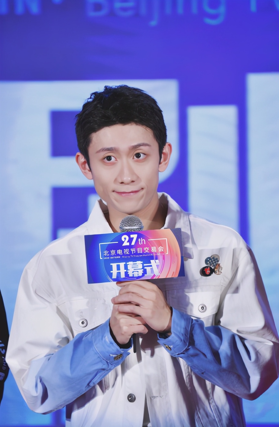 张一山真的太敢了,大胆挑战红色西装,帅气面貌刮目相看