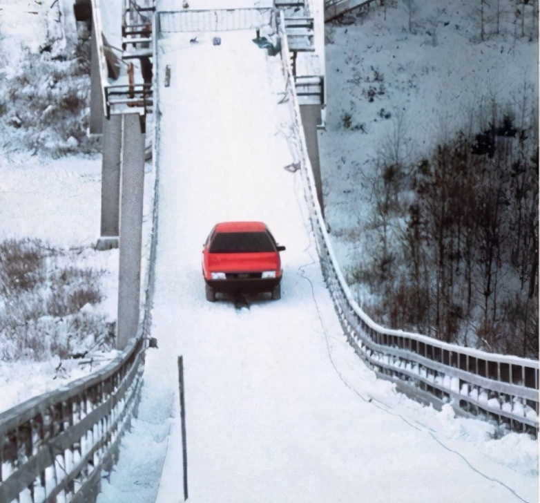 1986年,奥迪100 quattro登上芬兰开普拉pitkvuori高空滑雪跳台