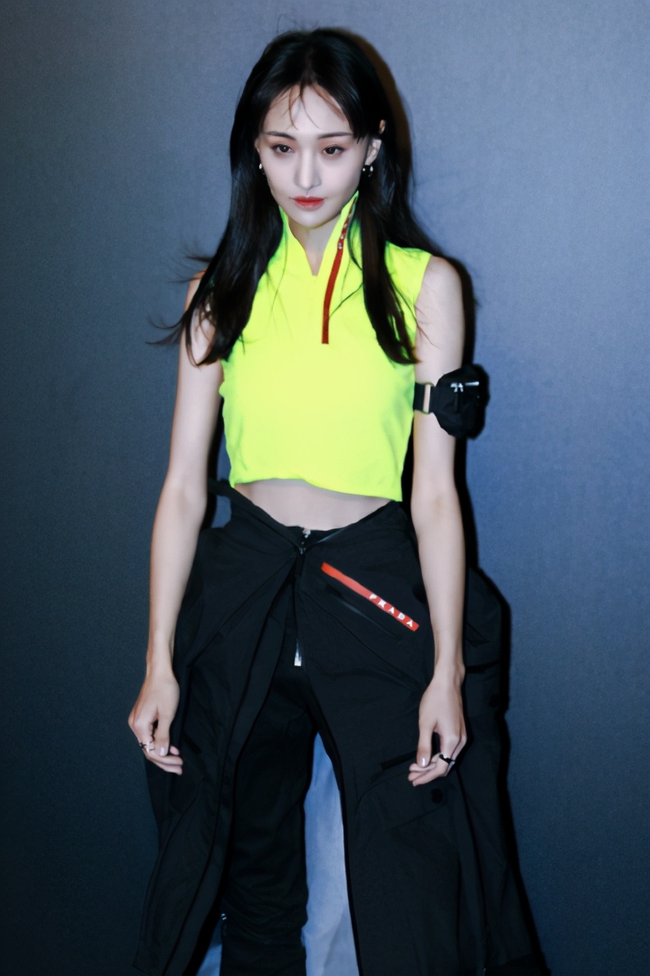 之前的郑爽身材过瘦的时候其实还是挺让人觉得不自然的,照片里面的