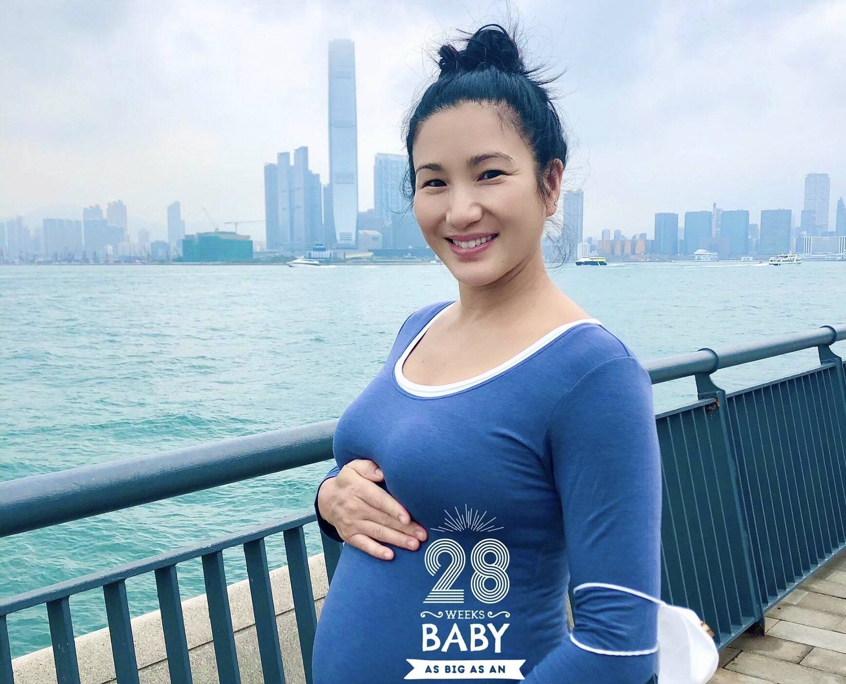 从原子鏸分享的照片可以看到,如今已经怀孕近半年的原子鏸孕肚已经