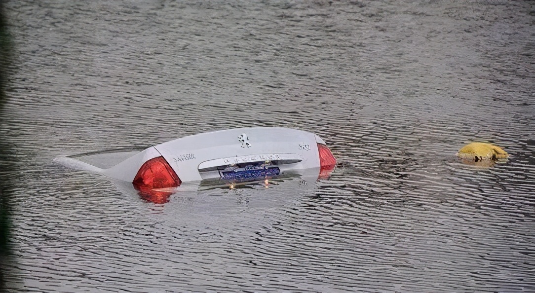 汽车落水后,应该怎么自救?