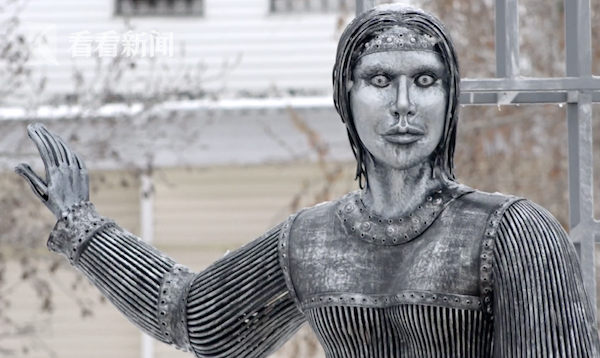 俄罗斯雕像太恐怖吓哭小孩 建成仅3天就被拆除