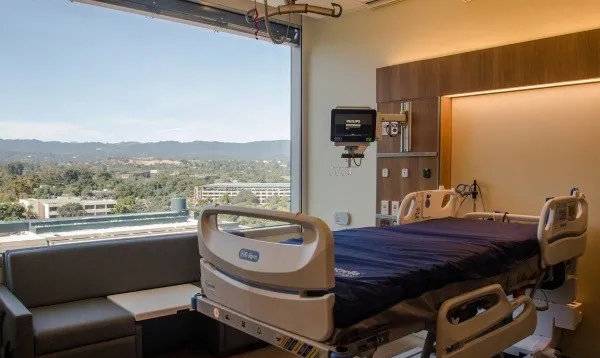 莫妮卡在斯坦福大学医院的病房