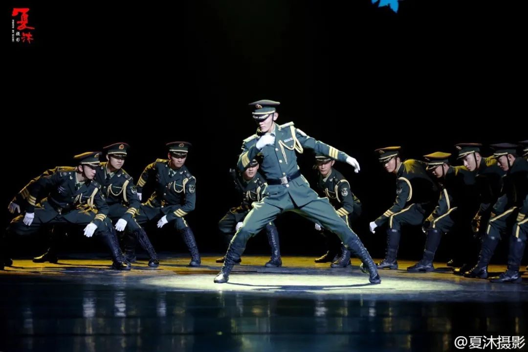 最飒军旅风!10万播放量超帅军旅舞蹈《我们都是亲兄弟》