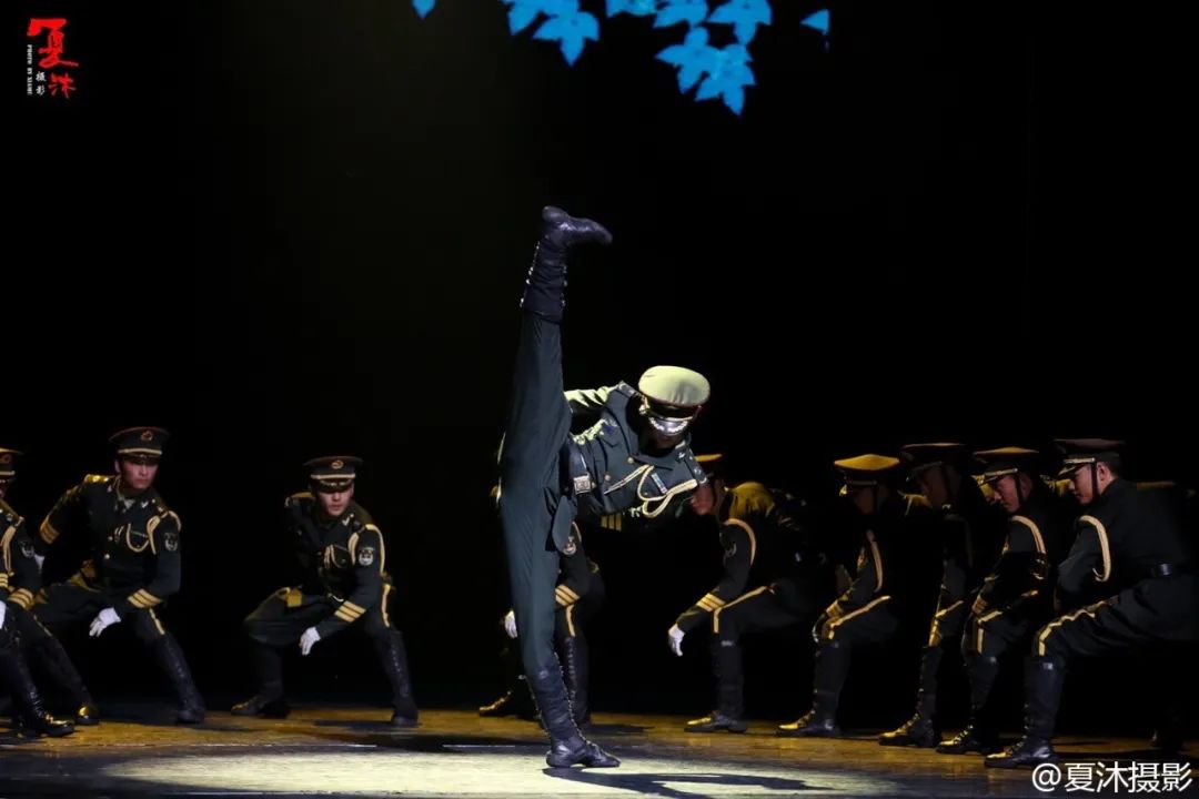 10万播放量超帅军旅舞蹈《我们都是亲兄弟》