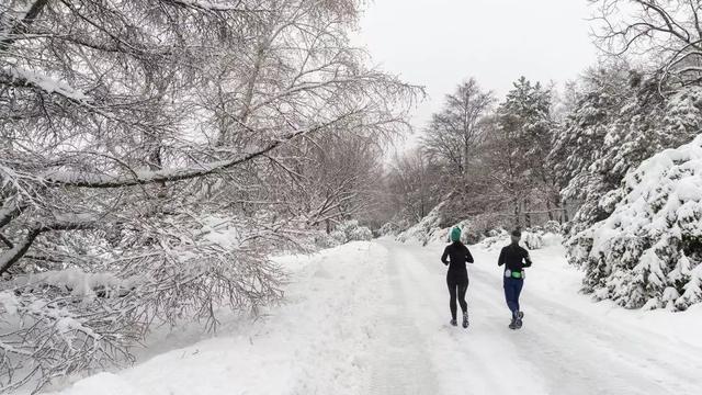 08冬天坚持跑步,使人强壮灵活冬季会使跑步减速,但衣服的重量和较差的