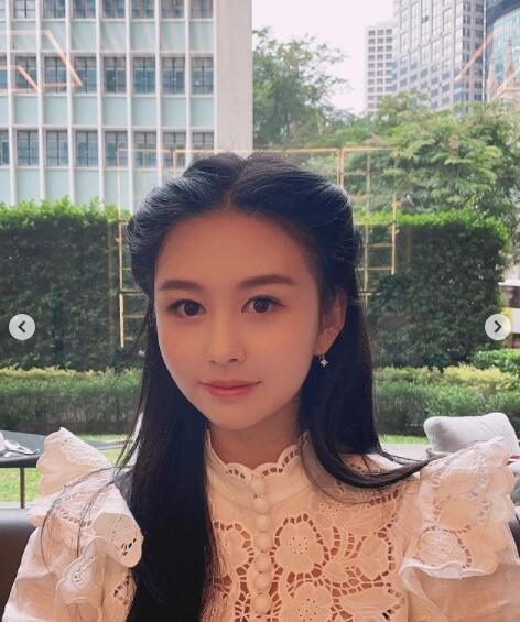 邱淑贞女儿沈月再登封面,笑容甜美颜值随妈,却被吐槽没灵气