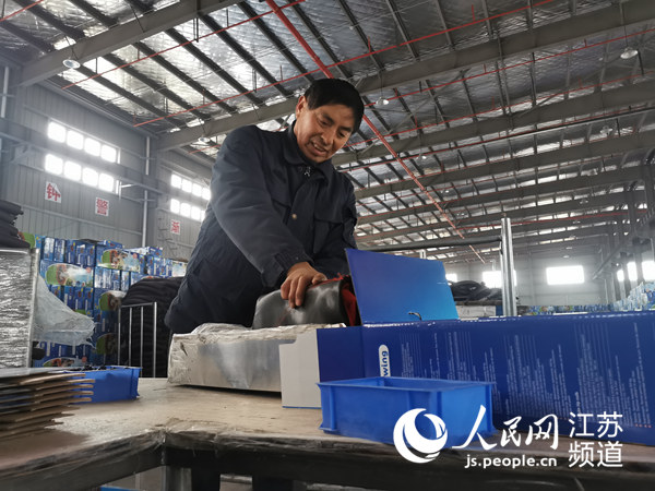 图为刘大力在工作中.马晓波摄12月18日晚6时,江苏金湖县阳光新城小区.