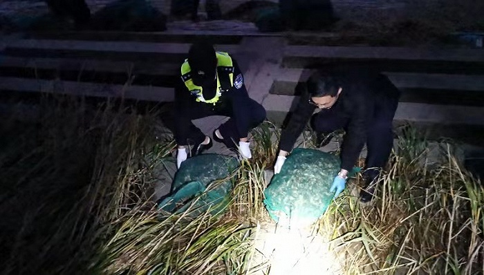 上海警方抓获两个非法捕捞团伙，长江禁捕区明年起将扩延