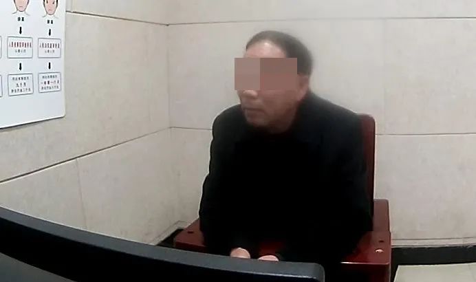 65岁老汉谎称退休公务员，同时与三人“谈恋爱”行骗被刑拘