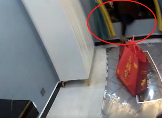 你的命就值200？生活不易也不能拿生命开玩笑！民警12楼飞扑救下轻生女子休闲区蓝鸢梦想 - Www.slyday.coM