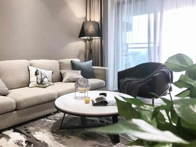 客厅的布艺沙发搭配地毯,抱枕,都给人一种舒适的感觉.