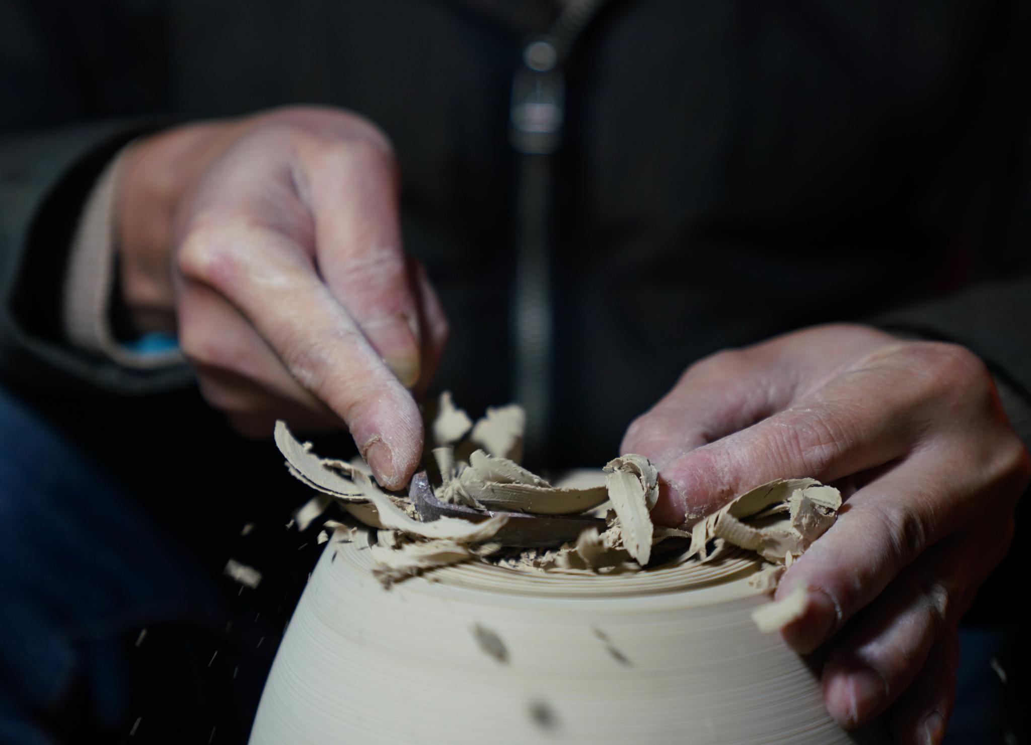 正文  12月23日,"快雪时晴"团队成员在工作室进行吹釉.