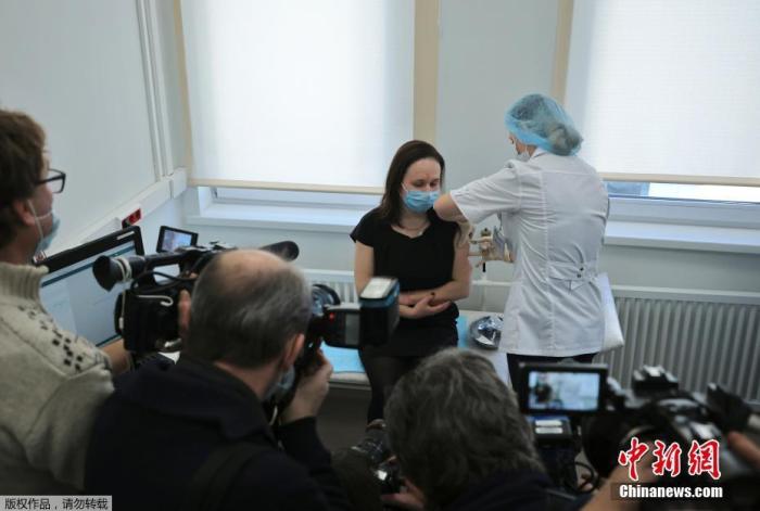 当地时间12月5日，俄罗斯莫斯科，媒体拍摄女子接种新冠疫苗。